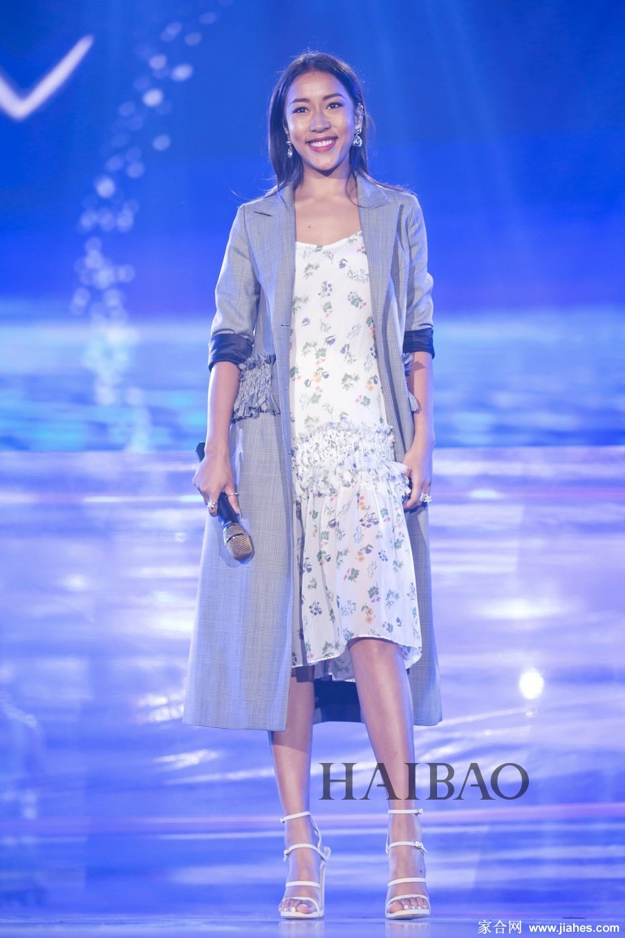 吉克隽逸时尚魅力写真集展现多元风格与自信风采 吉克隽逸全身造型定格,时尚服饰与肢体语言完美结合,诠释现代潮流风尚